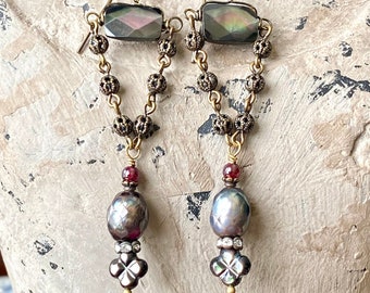 Pendientes largos colgantes con perlas facetadas de agua dulce y nácar MOP
