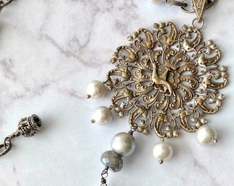 Collar vintage francés de armiño real de plata con corona, piedras lunares grises y perlas de agua dulce.