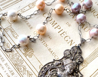 Collar vintage de filigrana de plata francesa con niña bretona y perlas de agua dulce grandes