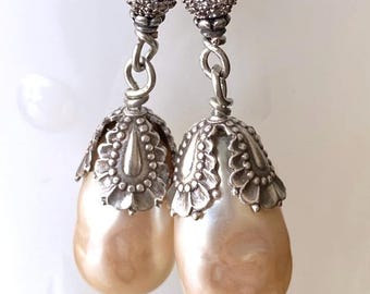 Pendientes colgantes grandes de plata de ley con cristales pavé barrocos en color crema marfil