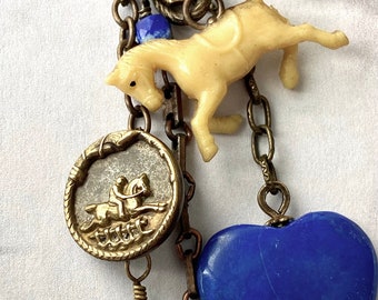 Collar con dije de caballos y lapislázuli