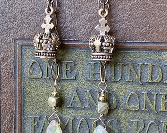 Pendientes colgantes de pirita y labradorita con corona de plata