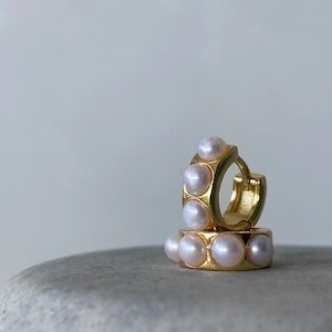 Marea Pearl Huggie Earrings | Gold