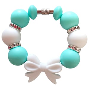 Dije de la Copa Stanley con lazo blanco en azul Tiffany, accesorios de la Copa Stanley, dije de la Copa Stanley con lazo blanco, pulseras Stanley, regalo para ella