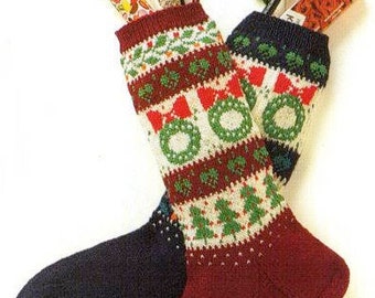 Op de afbeelding: Twee kerstsokken gevuld met snoep. Eén sok is rood met groene en witte patronen van kransen en bomen. De andere sok is marineblauw met vergelijkbare patronen. Snoep en lekkernijen piepen er bovenuit.