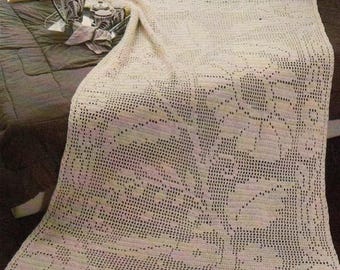 Modello all'uncinetto per coperta afghana vintage con motivo a filet e fiori primaverili ~ Margherita, dimensioni finali 48 x 72" (122 x 183 cm), download immediato in PDF.