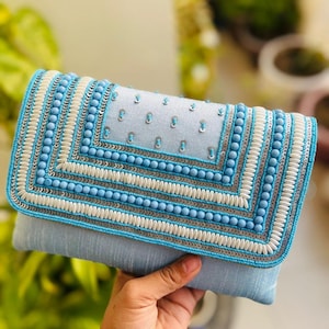 Cartera de mano con solapa en relieve de perla y cadena de metal extraíble para fiestas de noche, bodas, cumpleaños, novias y regalos de dama de honor.