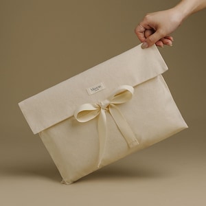 Bolsa de algodón beige con solapa, de doble capa, con cordón ancho y etiqueta, hecha a mano, de tela y de almacenamiento, personalizable, HBM-501, 50 unidades