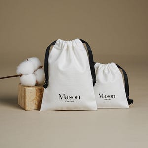 Petit sac à cordon en toile de coton blanc 50 pièces avec logo personnalisé pour bijoux, collier, produits de beauté, pochette cadeau, pochette anti-poussière CAV-106