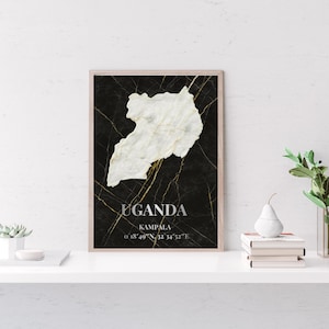 Könnte beinhalten: Ein rechteckiger Wandkunstdruck mit einer weiß marmorierten Landkarte von Uganda auf einem schwarzen Marmorhintergrund mit goldenen Adern. Der Text lautet UGANDA, KAMPALA und die Koordinaten 0 18'49"N, 32 34'52"E in weißer Serifenschrift.