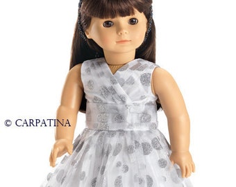 Vestido de muñeca de organza blanca con diseño brillante fabricado por Carpatina. Se adapta a muñecas de 18" como American Girl o Gotz.