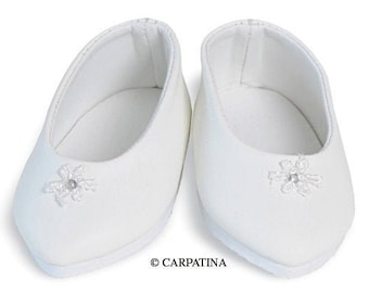 Zapatos de muñeca de cuero blanco fabricados por Carpatina, aptos para muñecas de 18" como American Girl o Gotz.