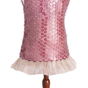Pu&ograve; includere: Un abito rosa con paillettes e un orlo a balze di tulle, esposto su un manichino di legno.