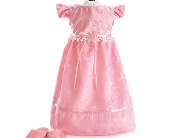 Camisón rosa para muñecas con pantuflas rosas, fabricado por Carpatina, apto para muñecas de 18" como American Girl o Gotz.