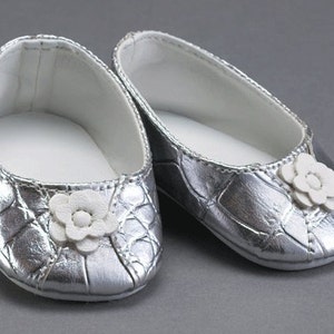 Sapatos de boneca de couro prateado de 18" feitos pela Carpatina servem para bonecas de 18" como American Girl ou Gotz - Presente de Páscoa