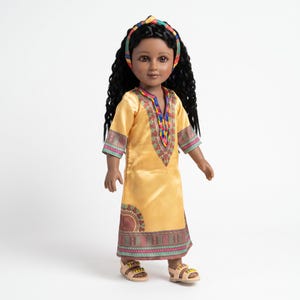 Muñeca negra Maya Louise de 45 cm con vestido Dashiki y sandalias (estilo afroamericano) - Liquidación. Leer descripción. imagen 1