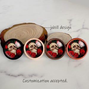 Puede incluir: Cuatro objetos decorativos redondos con un diseño de calavera y rosas rojas. Los objetos tienen marcos de diferentes colores: negro, madera clara, madera oscura y naranja. El texto "---johill design" es visible. El texto "Customization accepted" también es visible.