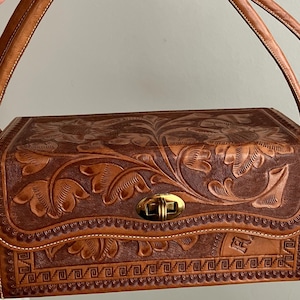 Cartera tipo caja de piel repujada Olvera Calidad, década de 1950, fabricada en México, con monograma A.J.L.