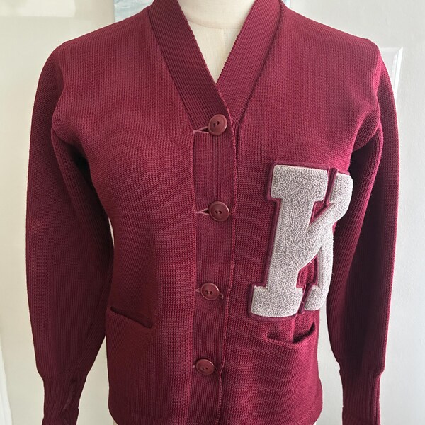 Suéter tipo cárdigan Letterman de los años 40 / Tejido universitario de lana burdeos con parche de chenilla / Chaqueta universitaria vintage
