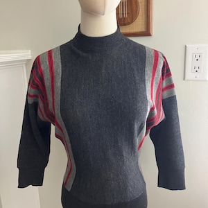 1940er 1950er Jahre Wollpullover von Beau Mate – Vintage Grau-Rot gestreifter Pullover – Strickoberteil mit Dolman-Ärmeln – Mid-Century Sportswear – Größe S/M
