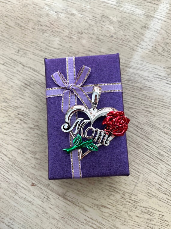 ヴィンテージ「ママ」ハートペンダント：シルバートーンの花柄