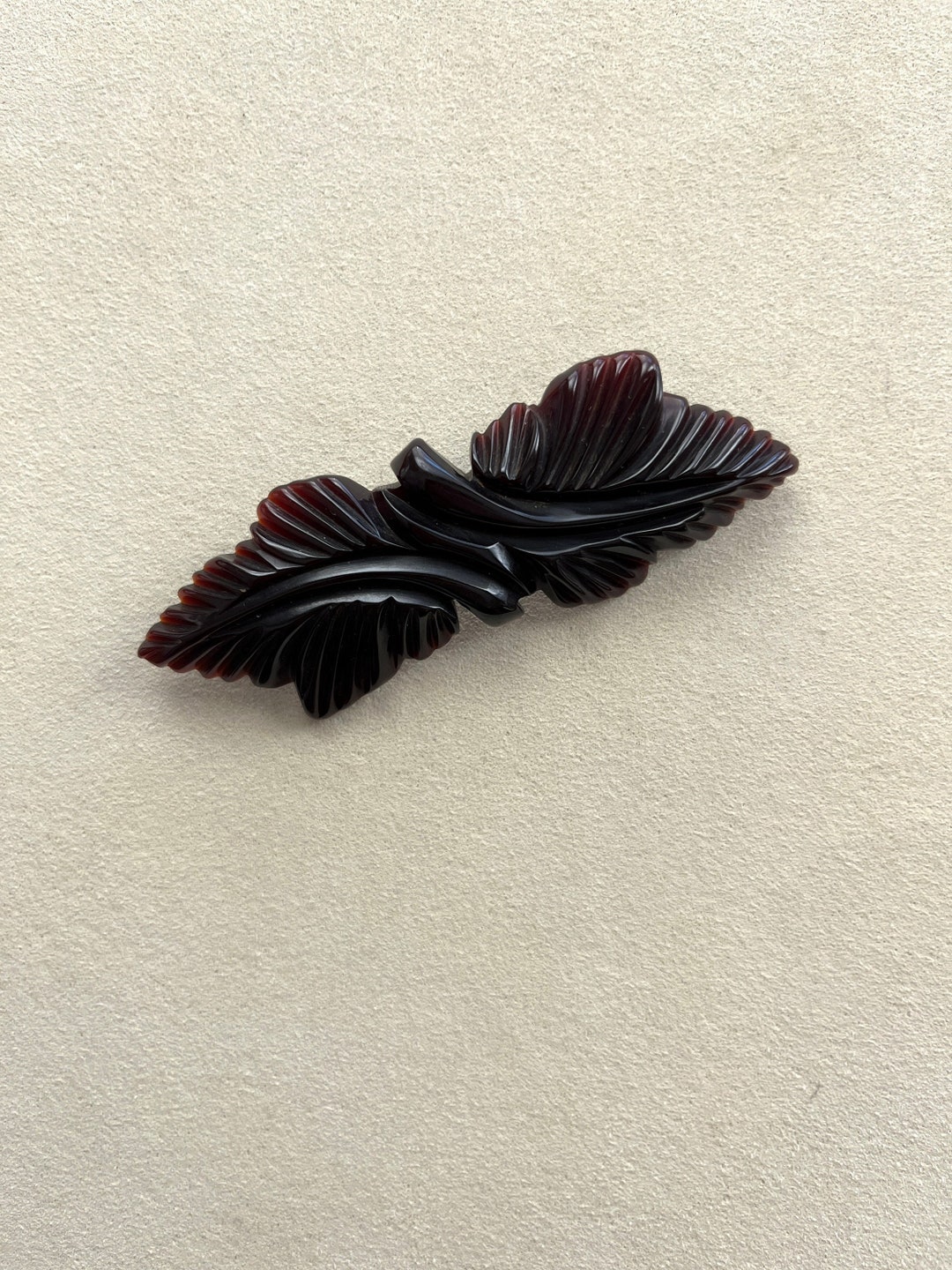 Broche Ancienne Art Déco – Motif Feuille En Corne – Sans Marque – Porté