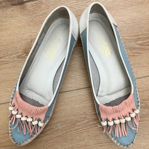 Vintage 1980s Cherokee Brand Leather Moccasins in Pastel Colors with Beads and Fringe - Size 7