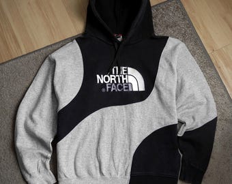 Sudadera con capucha para exteriores rediseñada - Patchwork ondulado personalizado - Ropa urbana bicolor reciclada - Talla XL para hombre - Sudadera de diseño única.