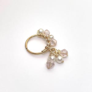 Met kraal omwikkelde neusring met hanger