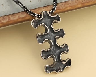 Collar brutalista de plata de ley oxidada · Colgante abstracto escultural · Collar bohemio unisex