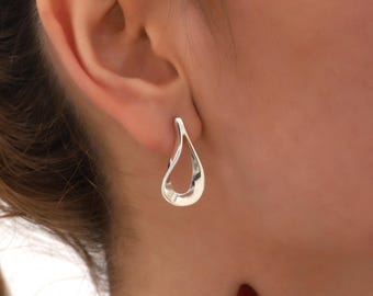 Pendientes de lágrima esculturales de plata de ley: joyería moderna y elegante