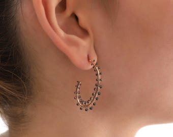 Aros de plata de ley con cuentas y baño de oro rosa: joyería moderna, bohemia y chic.