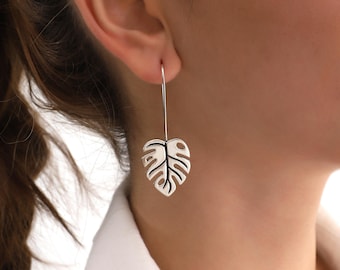 Orecchini pendenti lunghi a forma di foglia di Monstera in argento sterling: gioielli botanici moderni ispirati alla natura.