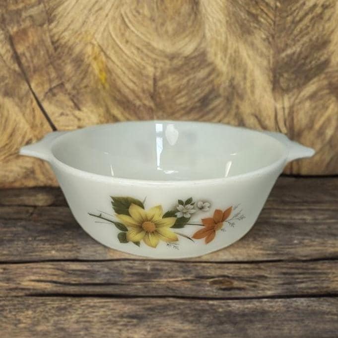 Plat PYREX ovale , en opale trempée, motif autumn glory, vintage - Canada