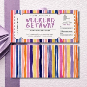Può includere: Un buono regalo colorato con la scritta "YOU'RE GOING ON A WEEKEND GETAWAY". Il buono presenta un design a righe nei toni dell'arancione, viola, blu e giallo. Include spazio per una destinazione e un messaggio personalizzato.
