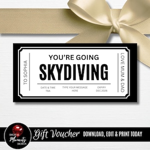Puede incluir: Un vale de regalo en blanco y negro con el texto "YOU'RE GOING SKYDIVING". El vale incluye campos para la fecha, el mensaje y la fecha de caducidad. También está presente el texto "TO SOPHIA" y "LOVE MUM & DAD". Una cinta dorada está en el fondo.