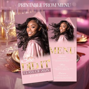Può includere: Menu del ballo di fine anno stampabile con la foto di una diplomata in abito e cappello rosa. Il menu presenta un testo dorato che recita "She Did It" e "Class of 202X". È inclusa anche la data "July 20, 202X".