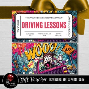 Op de afbeelding: Een cadeaubon voor rijlessen, met een kleurrijk cartoonontwerp. De bon bevat de tekst "Driving Lessons" en "To Sophia". Het onderste gedeelte van de bon heeft een cartoon van een persoon die een auto bestuurt. De bon is versierd met een gouden lint.