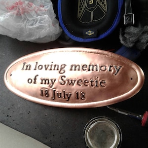 Placa conmemorativa de cobre martillado personalizada