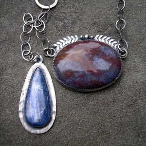 Jasper en kyaniet ketting - Fantasy Jasper, blauwe kyaniet Sterling zilveren ketting - blauwe stenen Necklace with Leaf Detail - Sterling Zilver