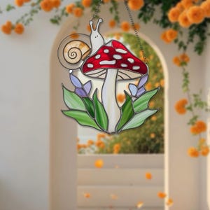 Apanhador de sol de acrílico com caracol e cogumelo, cogumelo voador, pendurador de janela, decoração de floresta, arte de parede Cottagecore para quarto ou presente inspirado na natureza