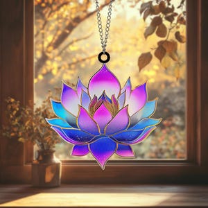 Handgemaakte lotusbloem suncatcher: elegant glas-in-loodraam