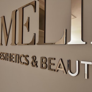 Bloc acrylique personnalisé enseigne d'entreprise décoration murale de bureau logo lettre en relief enseigne de réception d'entrée moderne pour affichage de hall de studio de salon