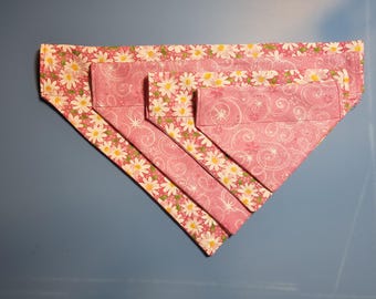 Pañuelo reversible rosa con estampado floral para perro que se desliza sobre el collar. Tallas: XS, S, M, L.
