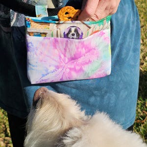 以下が含まれることがあります： 黒い持ち手と「But First, Coffee」のテキストが黒い太字で書かれた白いセラミックマグ。マグカップには濃い液体、おそらくコーヒーが入っており、明るい色の表面に置かれています。