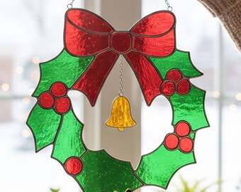 手作りのクリスマスリース、ステンドグラスのサンキャッチャー