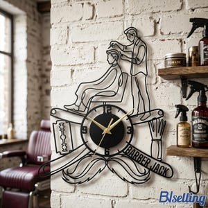 Peut inclure: Horloge murale en métal noir sur le thème d'un salon de coiffure. L'horloge représente un coiffeur coupant les cheveux, un rasoir, une moustache et les mots "BARBER JACK". Les aiguilles de l'horloge sont dorées.