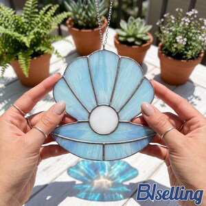 Atrapasueños de vidrieras con forma de concha de perla, arte marino hecho a mano para ventanas, regalo elegante para ella.