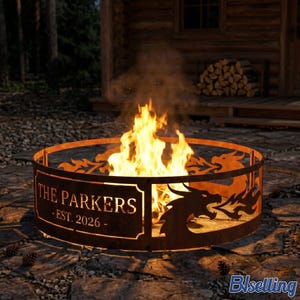 Puede incluir: Un brasero personalizado con un diseño de dragón y el texto "THE PARKERS - EST. 2026". El brasero es de metal oxidado y tiene llamas en su interior. El brasero está al aire libre, cerca de una cabaña de madera.