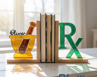 Spersonalizowane witraże do książek z motywem farmaceuty, moździerz i tłuczek z imieniem, dekoracja półki na leki